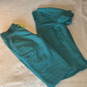 Figs scrub top: Technical Collection figs scrub joggers: high rise.